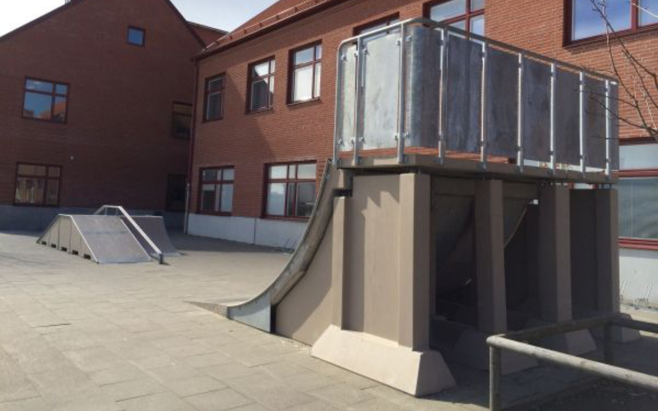 QUARTER PIPE HIGH 1 - Zement Skatepark - Zement Skatepark